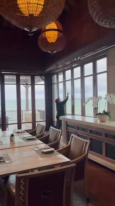 Teknisi memasang kaca film pada kaca venue bertingkat