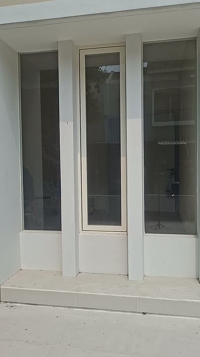 Kaca film pada pintu dan jendela kaca gedung