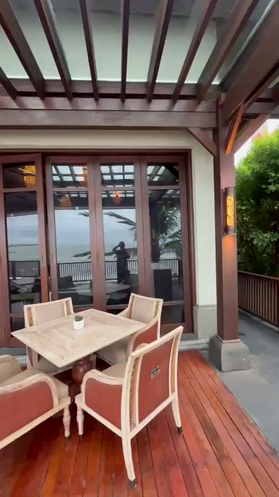 Pintu kaca lipat berlapis kaca film pada teras restoran