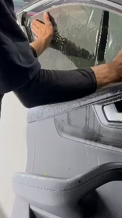 Proses pemasangan kaca film pada kaca samping mobil